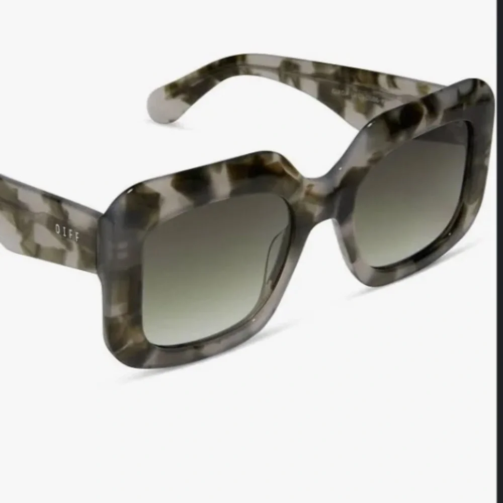 Diff Giada sunglasses New without case Kombu Olive